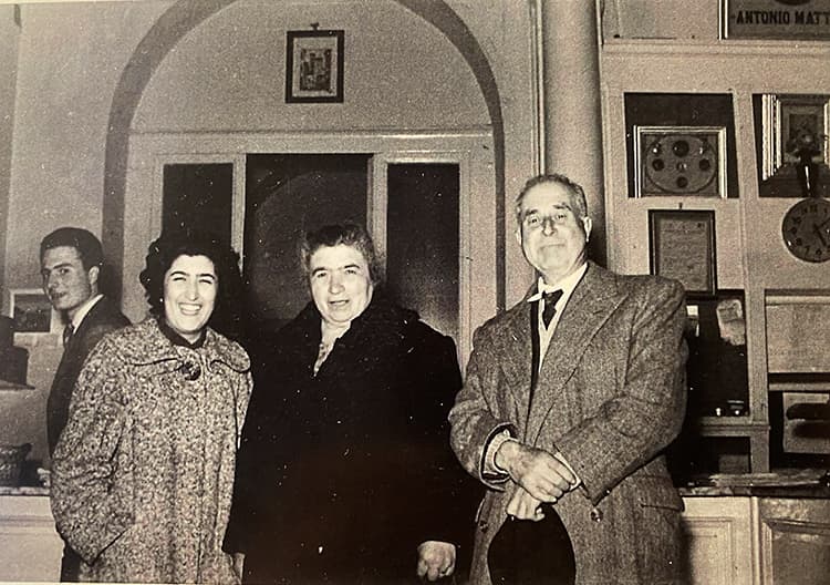 Mamma e nonni in bottega